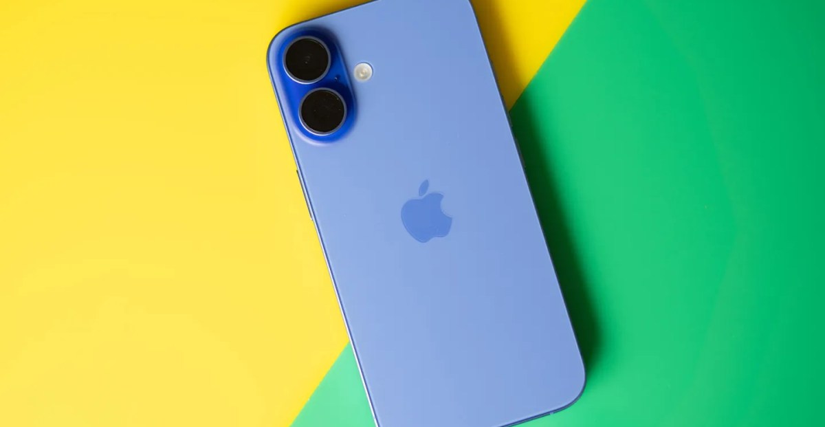 iPhone com ícone da Siri, logo da Apple e um martelo de juiz ao fundo, simbolizando o acordo de US$250 mi