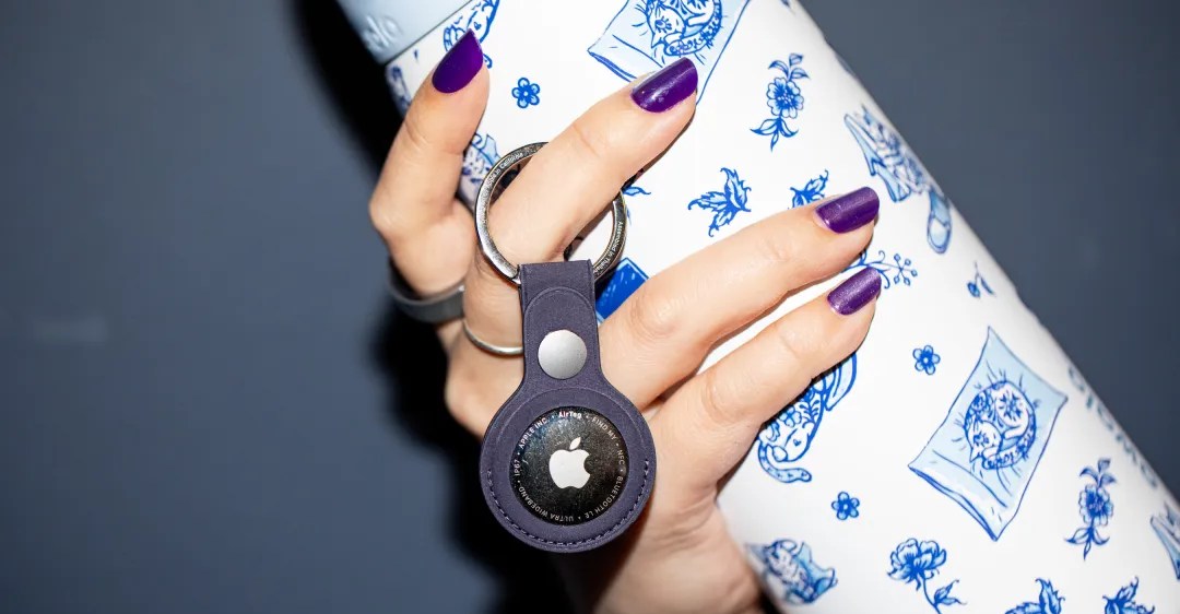 Pessoa correndo ao ar livre usando Apple Watch, garrafa de água e fones sem fio, com smartwatch exibindo batimentos