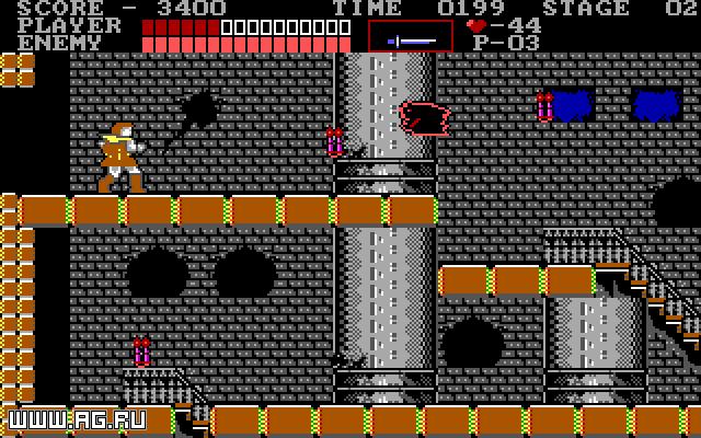 Jovem gamer levanta halteres ao lado de um pôster de Castlevania, com shake de whey e teclado ao fundo
