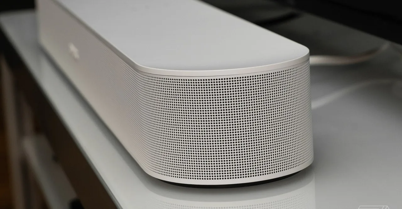 Soundbar Sonos Beam Gen 2 em destaque ao lado do logo da marca, com selo de R$140 de desconto no Prime Day