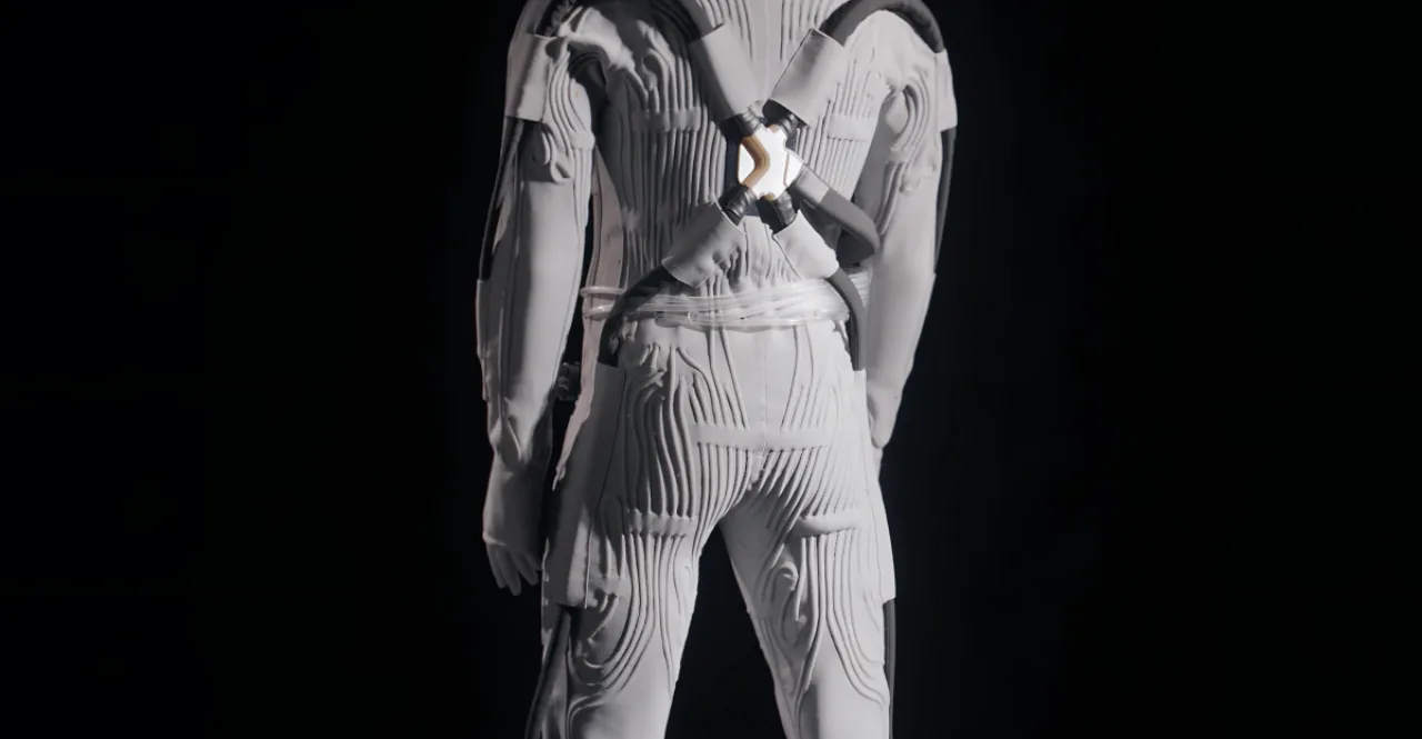 Astronauta em traje Prada, segurando pistola de gelo, com barras de proteína ao lado, pronto para a missão Artemis