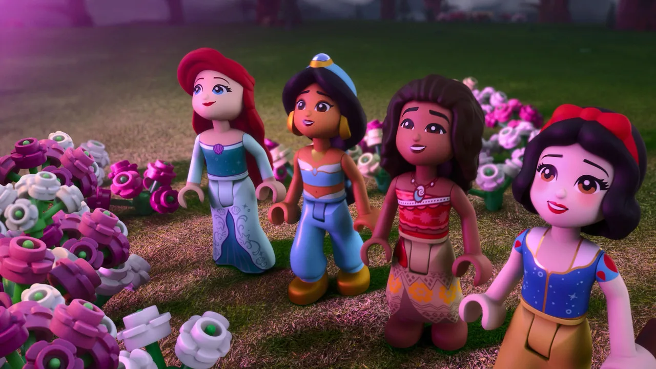 Pessoa correndo na esteira enquanto segura um boné da Toy Story e usa camiseta com floco de neve da Frozen