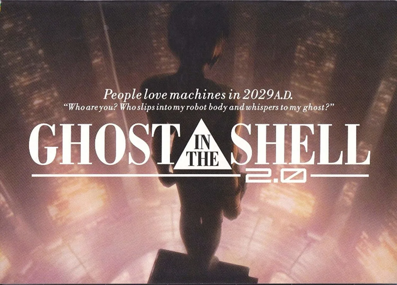Mulher fazendo agachamento com kettlebell ao lado de um laptop exibindo o trailer de Ghost in the Shell