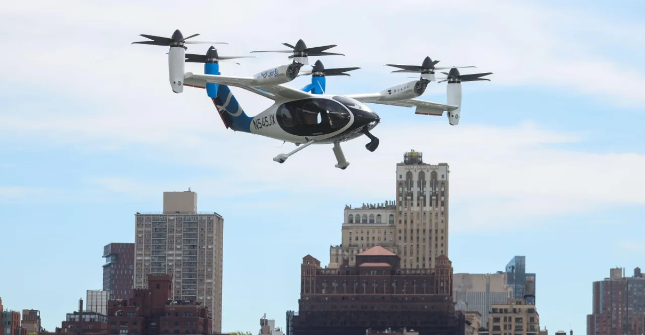 Air taxi elétrico sobrevoando o horizonte de Dallas com o logo da DOT dos EUA ao fundo