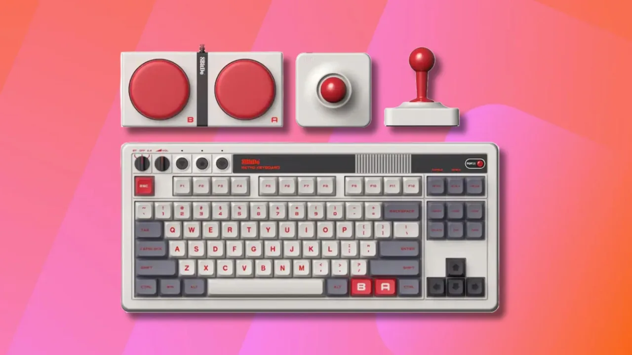Teclado mecânico 8BitDo N Edition ao lado do joystick retro, sobre fundo com logo da Best Buy