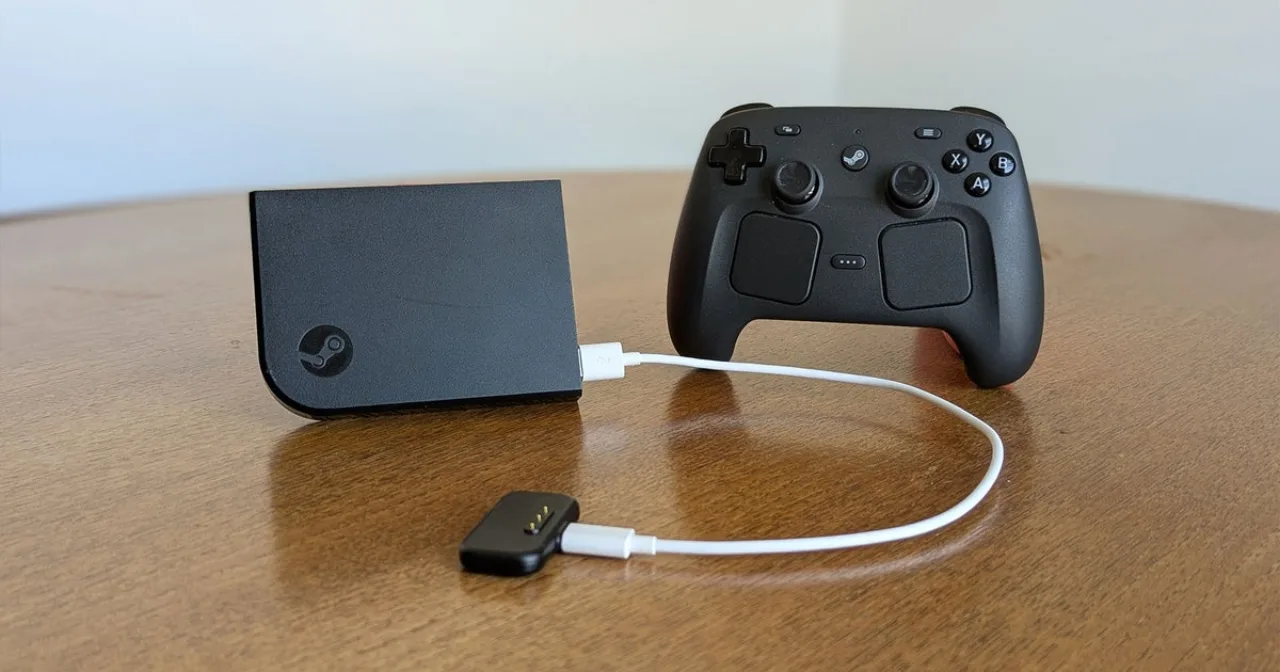 Pessoa fazendo agachamento com halteres ao lado de um laptop exibindo a tela do Steam Link