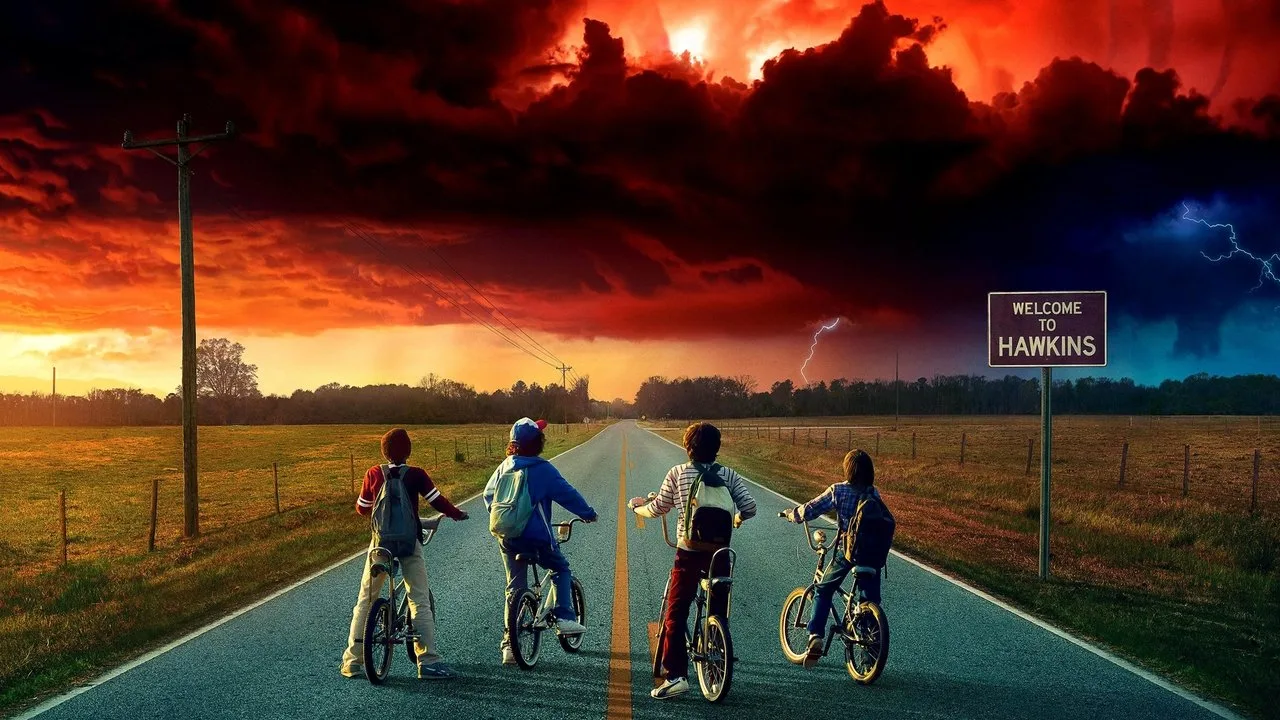 Alguém lendo o roteiro de Stranger Things ao lado de uma xícara de café e um lanche temático em uma mesa organizada