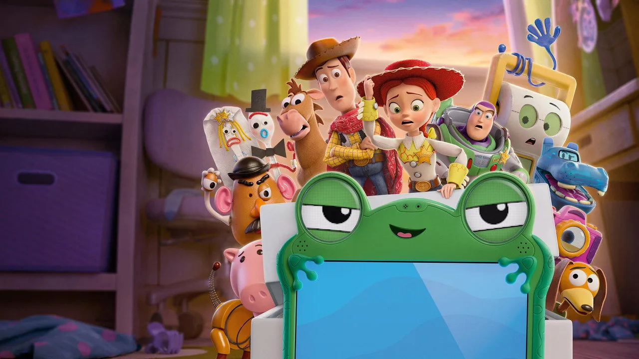 Jovem fazendo agachamento segurando um balde de pipoca ao lado da TV exibindo Toy Story 5