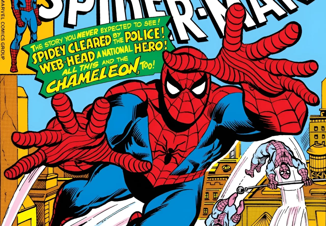 Garoto de camiseta vermelha corre no parque, segurando o Chemtoy Amazing Spider‑Man Webmaker, espalhando teia