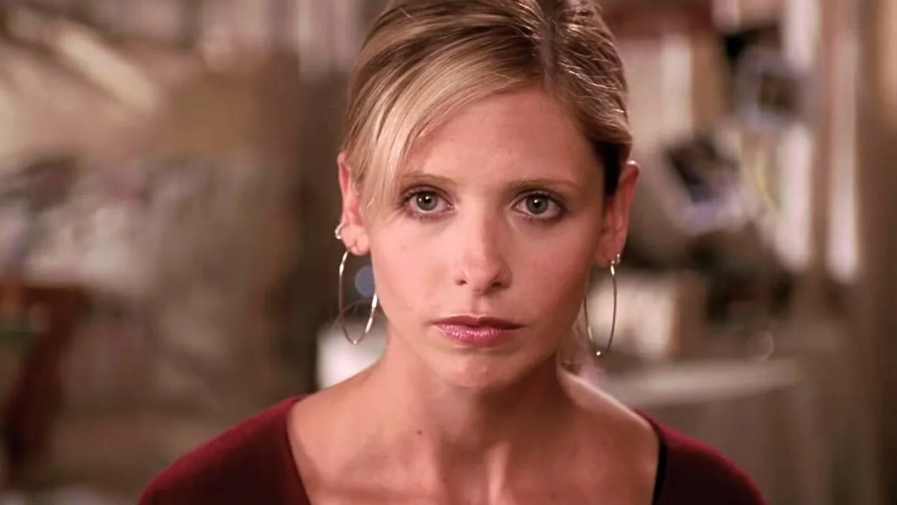 Jovem em roupa de academia segura um comic de Buffy, ao lado de halteres, garrafa d'água e tapete de yoga
