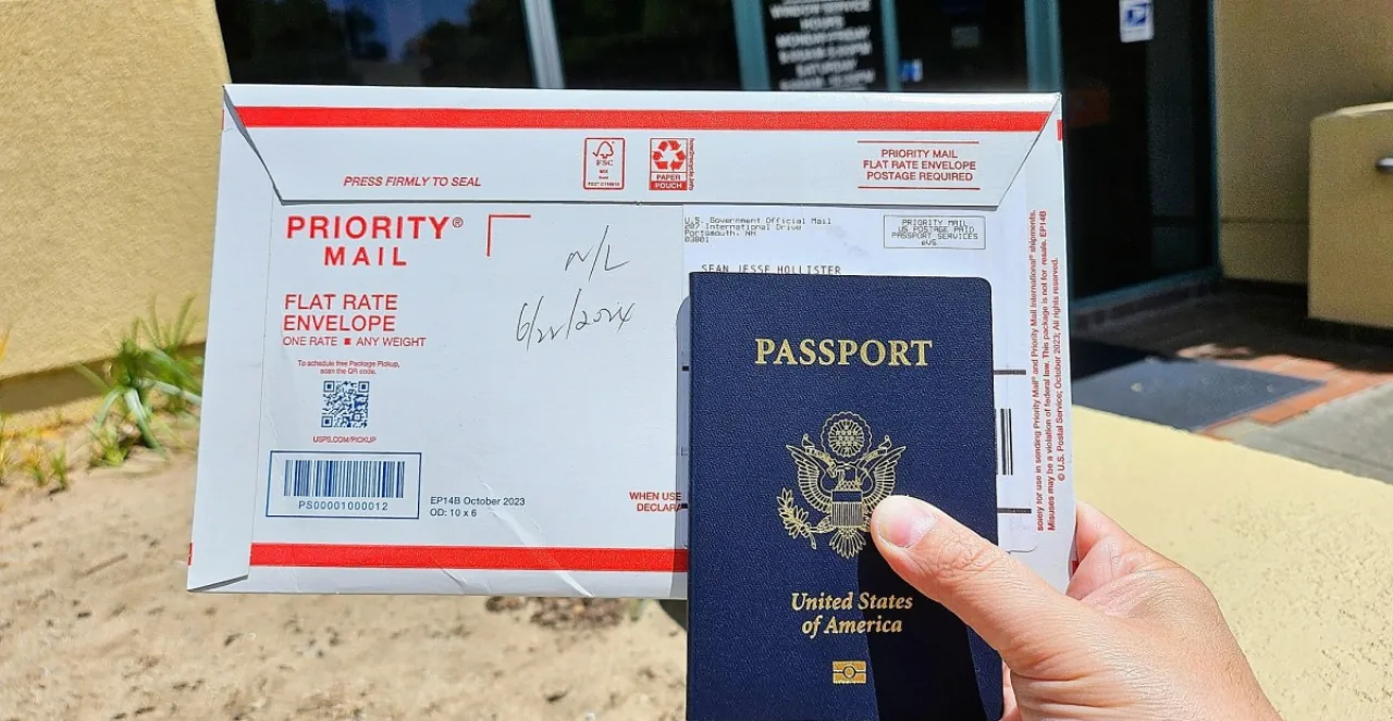 Pessoa correndo na esteira segurando um passaporte aberto ao lado de um laptop exibindo dados vazados
