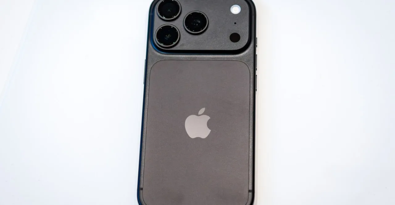 iPhone 18 Pro preto exibido em fundo neutro, destacando o design elegante e o logotipo da Apple