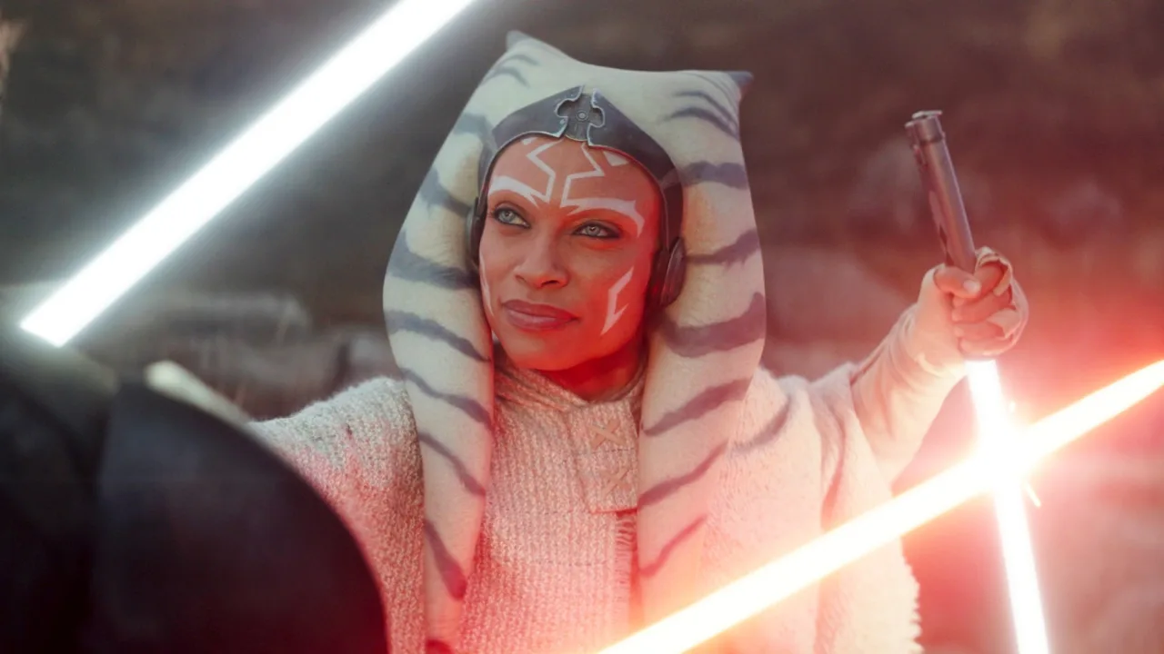 Ahsoka Tano ao centro, cercada pelos Deuses da Mortis — Pai, Filho e Filha — sob um céu estelar de Mortis