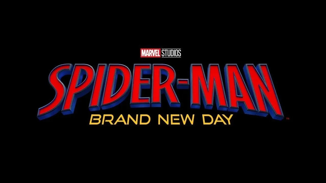 Tom Holland vestido como Spider‑Man, vestindo o traje simbionte preto, levantando halteres em uma academia iluminada