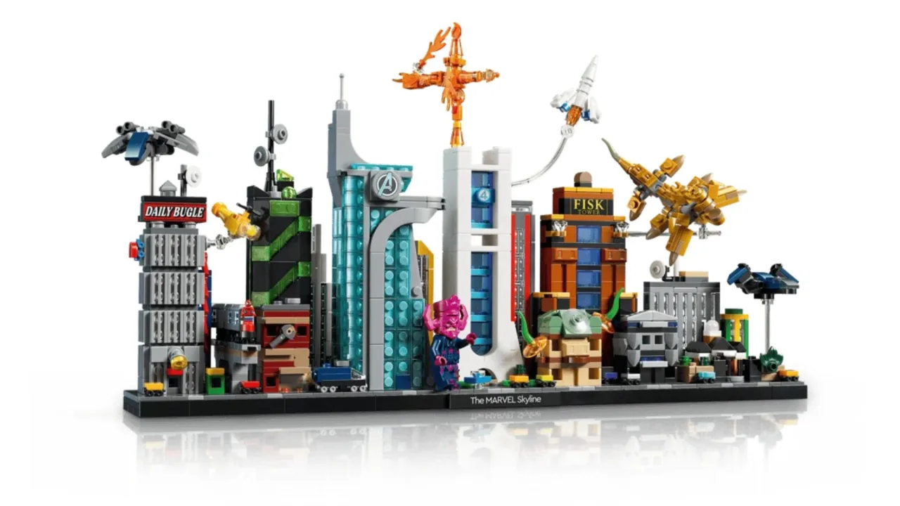 Conjunto LEGO Marvel Skyline com minifiguras de Spider-Man e Iron Man sobre prédio urbano, caixa e peças espalhadas