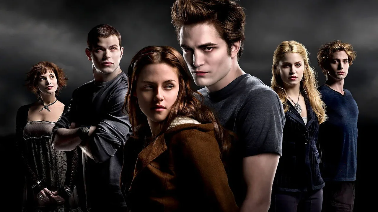 Pessoa correndo na esteira segurando controle remoto, tela do laptop exibindo logos dos lançamentos da Peacock