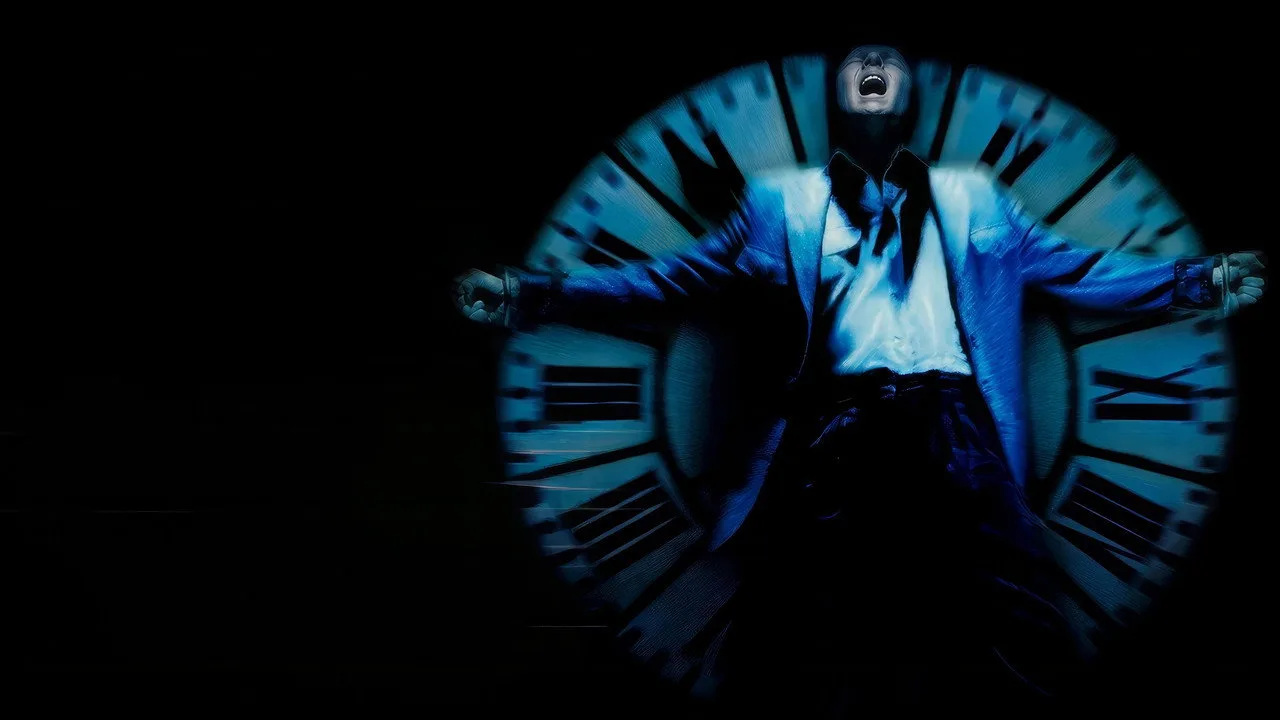 Um haltere de ferro ao lado de um controle remoto vintage, sobre um fundo de pôster de Dark City