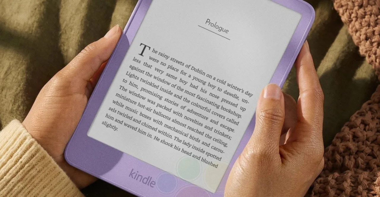 Kindle básico 2025 em três cores vibrantes, com tela maior e bordas finas, ao lado do logotipo da Amazon