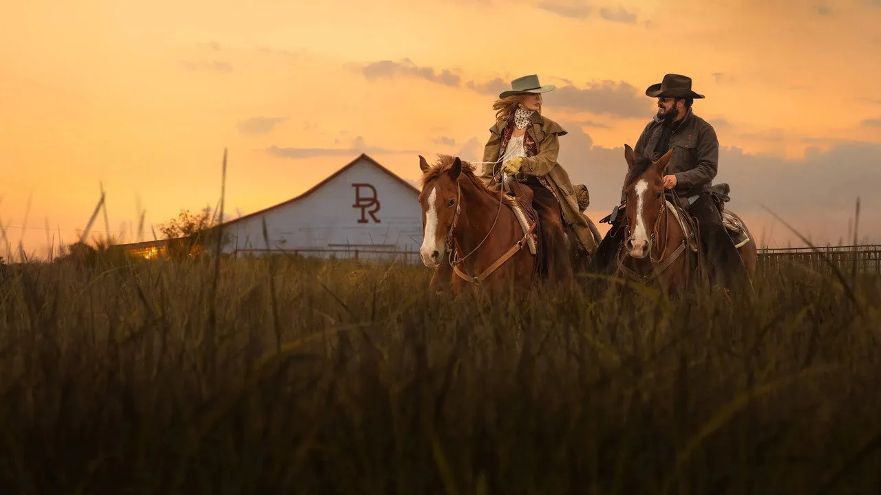 Um cowboy robusto treina com cordas de batalha em um celeiro rústico, cercado por pesos e fardos de feno