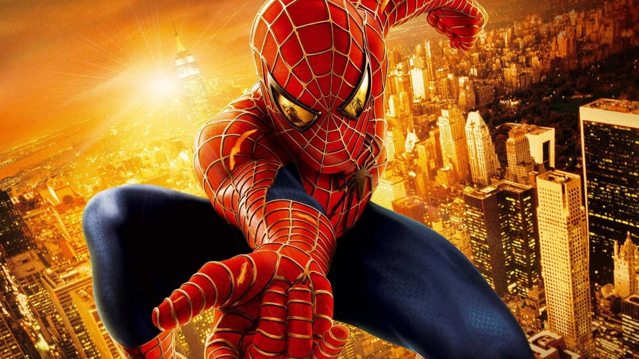 Homem fazendo agachamento com camiseta estampada do Homem-Aranha, ao fundo pôster de Tombstone