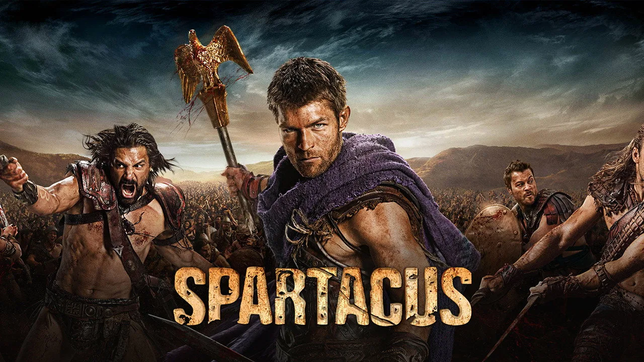 Homem em leggings faz agachamento ao lado da TV ligada, exibindo a cena de batalha de Spartacus, com garrafa d'água