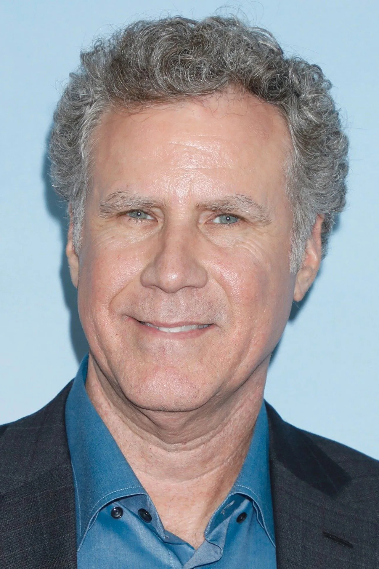 Will Ferrell de faixa na testa fazendo polichinelos com halteres e uma maçã no palco iluminado do Studio 8H