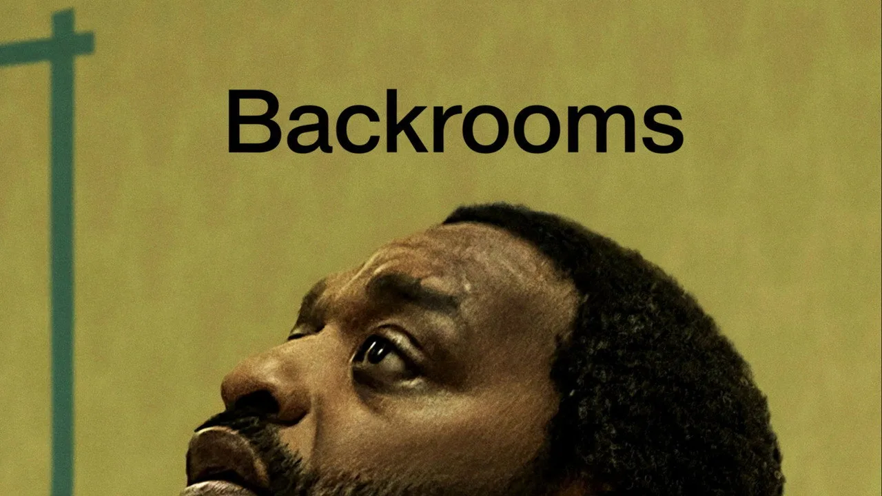 Jovem em roupa esportiva fazendo flexões, com laptop aberto mostrando a capa de “Backrooms” e garrafa de água ao lado