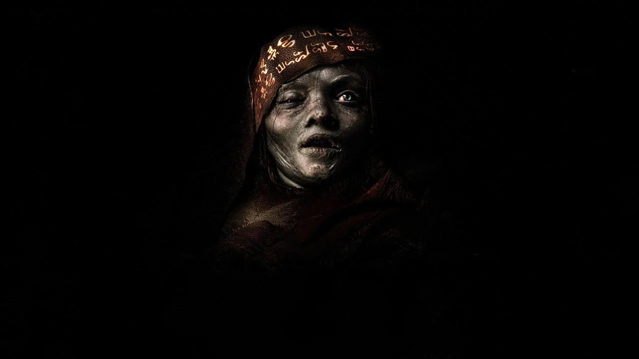 Pessoa em traje de treino suando, segurando halteres enquanto observa pôster de “The Mummy” ao fundo