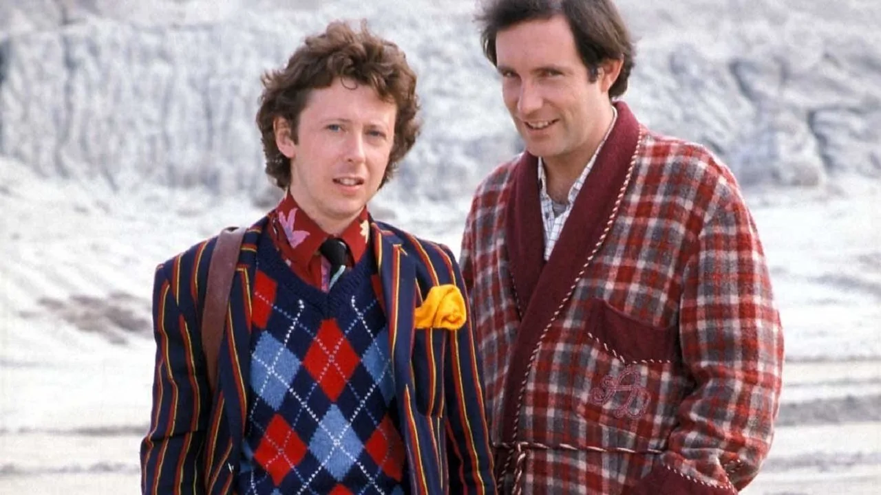Imagem de The Hitchhiker’s Guide to the Galaxy — livro de Douglas Adams — The Handmaid’s Tale, Hitchhiker’s Guide & Trif