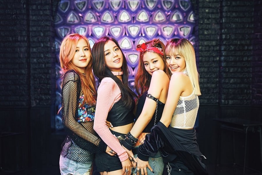 Jisoo, Jennie, Rosé e Lisa aparecem em cenário neon do clipe “BOOMBAYAH” com a marca de 1,9 bi visualizações