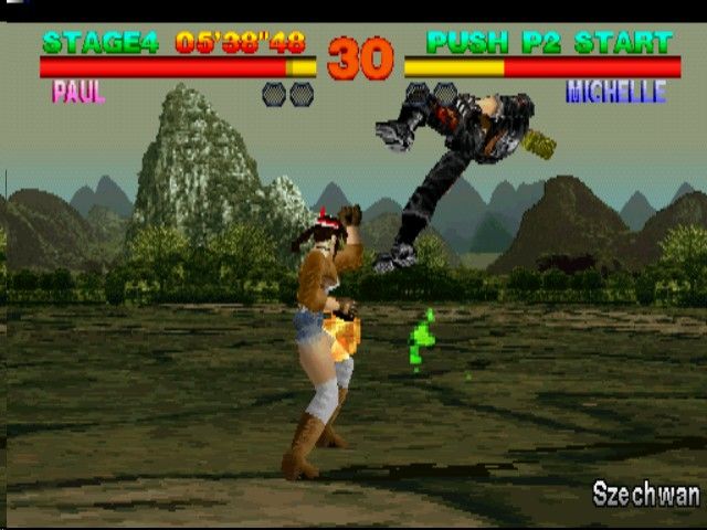 Homem musculoso fazendo supino com barra, vestindo camiseta do Tekken, ao lado de um controle de PS5