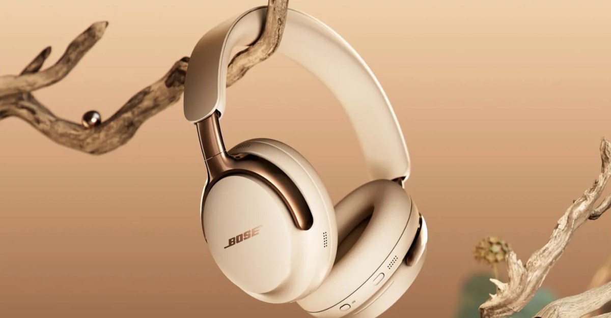Mulher correndo ao ar livre usando fones Bose, com garrafa de água e smartwatch no pulso