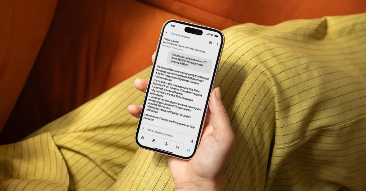 Mulher em roupa de academia segurando smartphone, com assistente Alexa ao lado exibindo alerta de e‑mail fraudulento