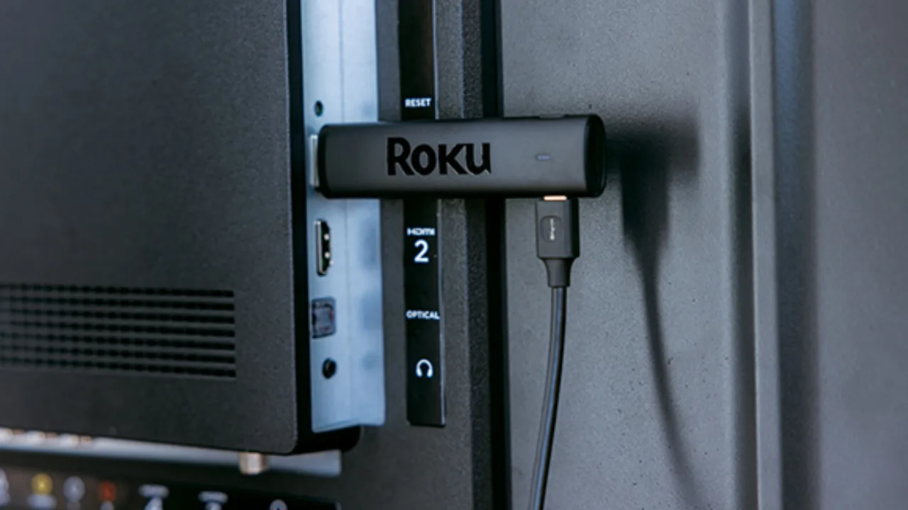 Um stick Roku ao lado de chips de memória e um gráfico de aumento de preço