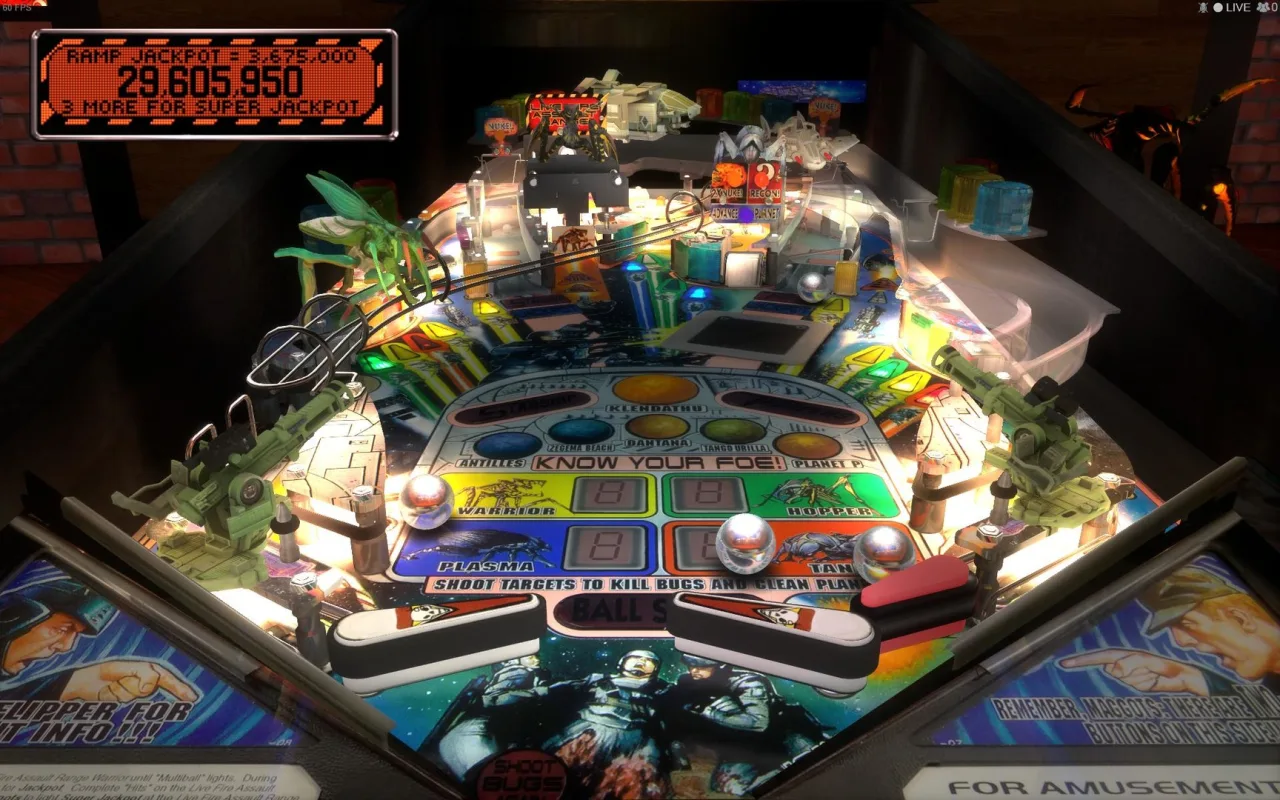 Máquina de pinball Fallout iluminada, com figuras de Lucy McClean, Maximus e Cooper Howard ao fundo