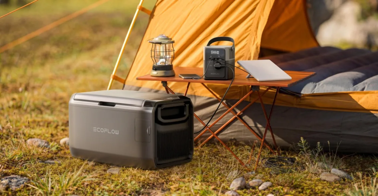 Jovem correndo na trilha, mochila com EcoFlow River Gen4 alimentando um cooler e smartwatch