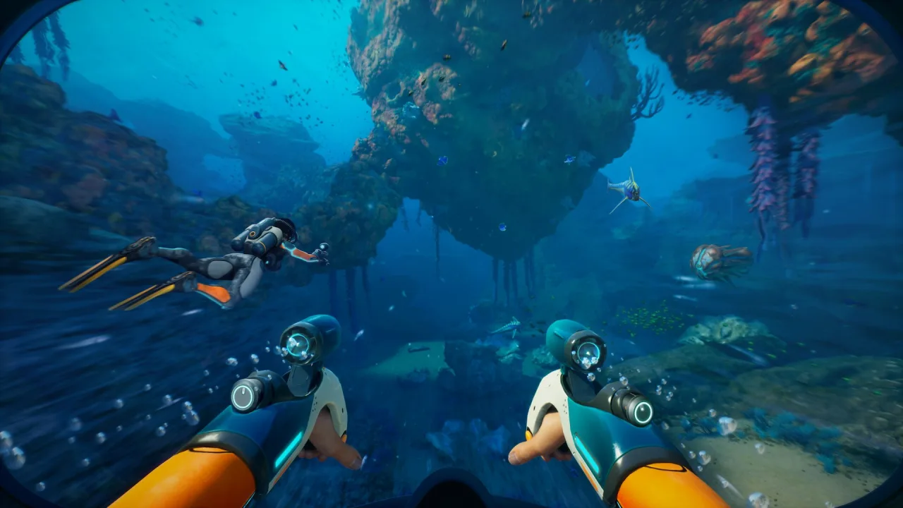 Pessoa malhando com halteres, garrafa de água e smartphone exibindo tela do jogo Subnautica 2 ao fundo