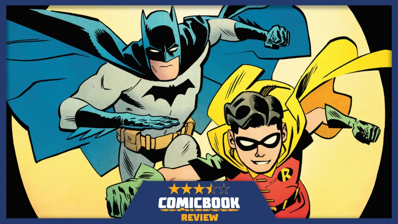 Jovem musculoso levanta halteres ao lado de capas de Batman, Spider‑Man e Wolverine, com shake de proteína na mão