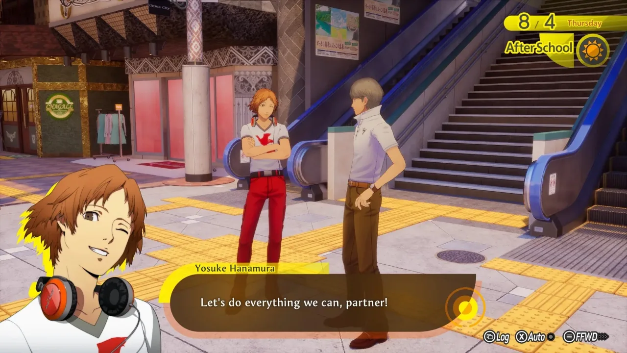 Jovem de camiseta de Persona 4 levanta halteres enquanto olha para tela de console