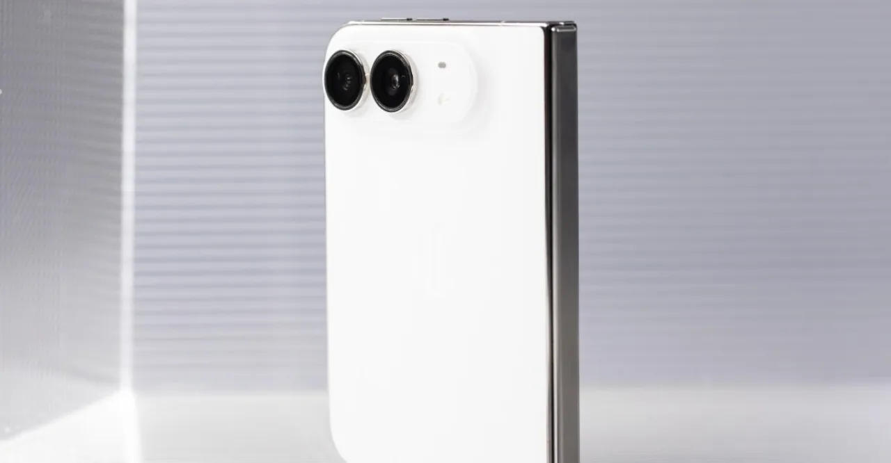 iPhone Duo exibindo sua tela dupla com ícones de ajustes e botões de volume destacados ao lado