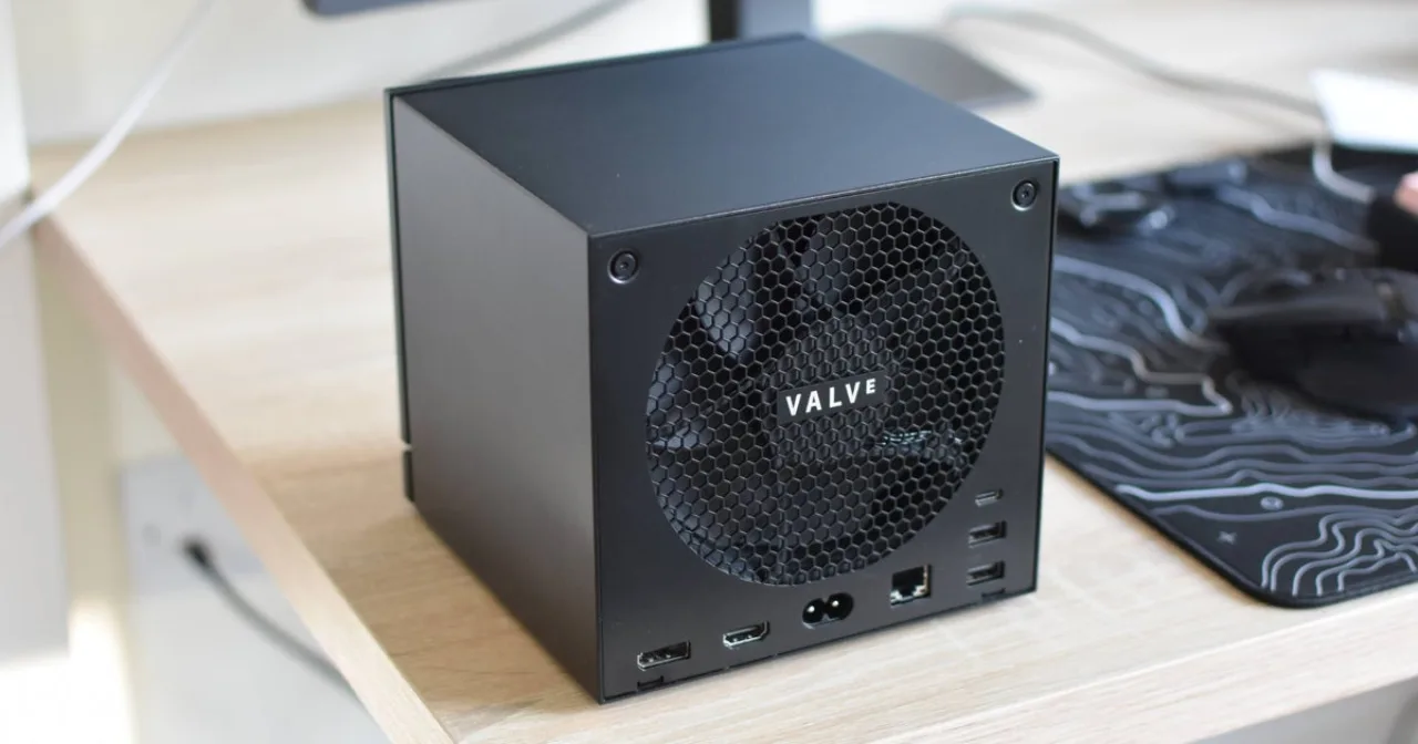 Homem usando controle do Steam Machine enquanto levanta halteres ao lado de um monitor exibindo medalha Verified