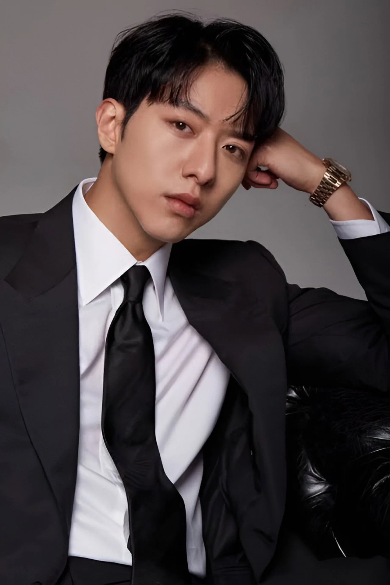 Lee Jung‑Shin vestindo roupa de treino, segurando halteres e sorrindo ao lado de uma garrafa d’água