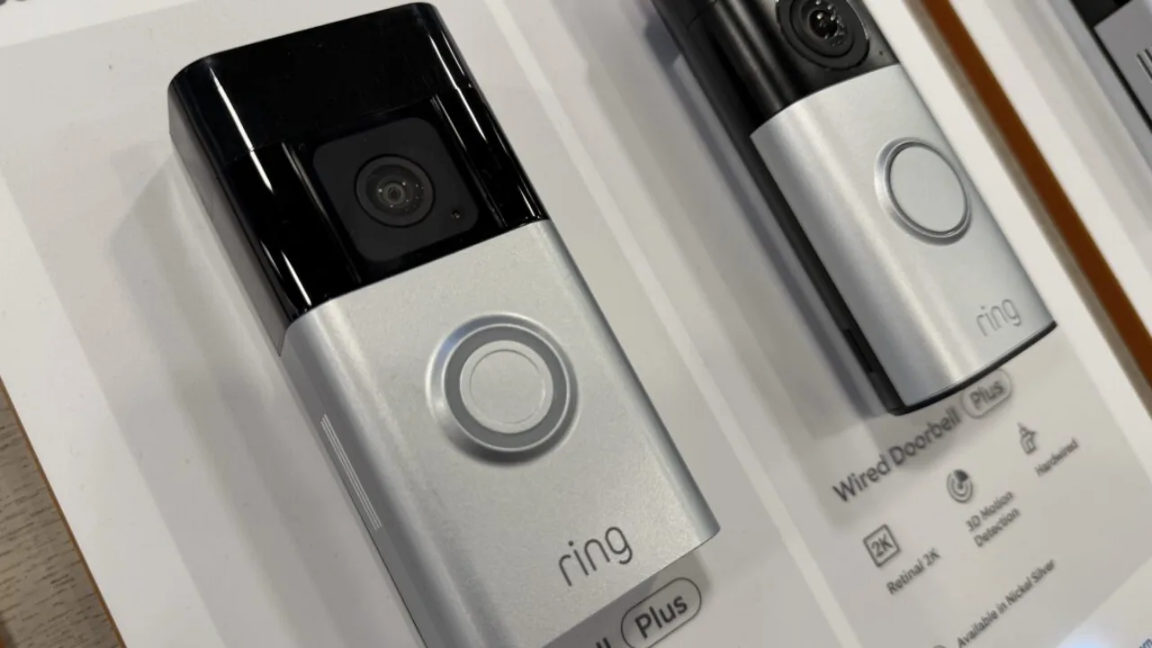 Câmera de segurança Ring instalada em uma residência, focada em monitorar a entrada principal com tecnologia biométrica