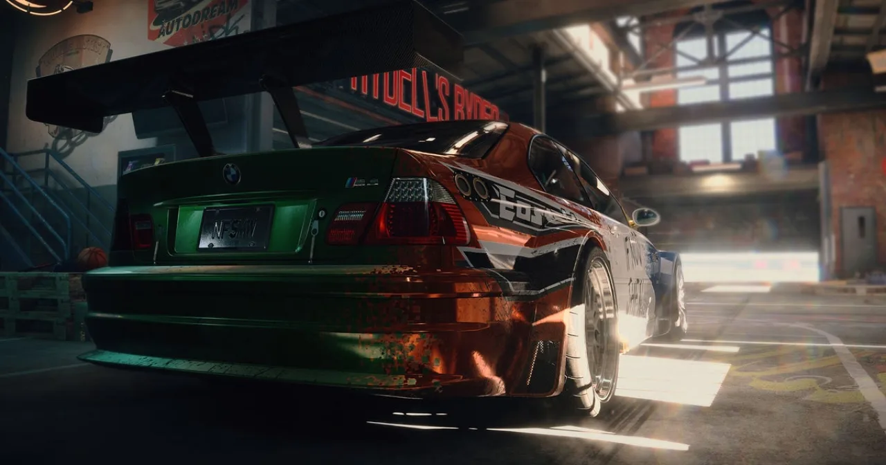Jovem correndo na esteira, óculos VR e controle de videogame exibindo a logo da Need for Speed