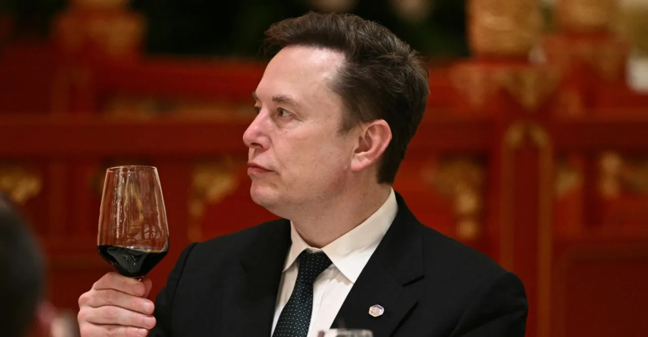 Grupo diverso segurando cartas do Cards Against Humanity ao lado de halteres e uma miniatura de Elon Musk