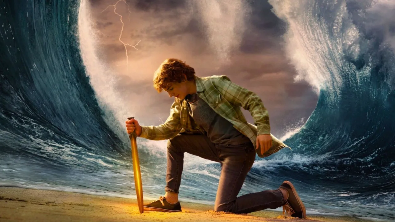 Jovem em roupa de academia segurando capas de Percy Jackson, Silo e Interview with the Vampire