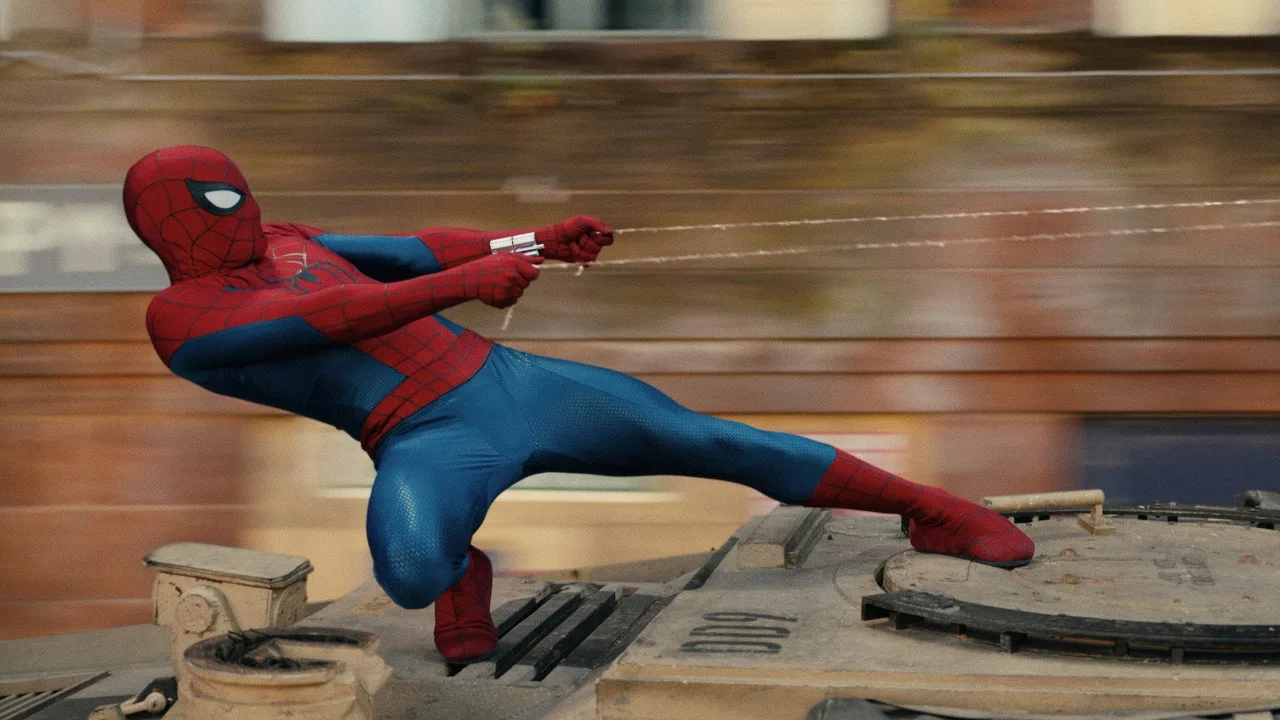 Peter Parker em traje de treino, segurando um haltere enquanto um campo de energia azul envolve a barra