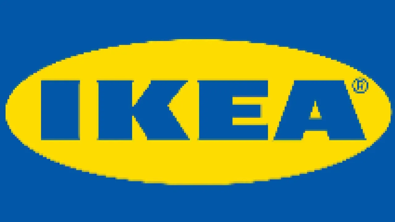 Jovem sentado na cadeira gamer da IKEA, segurando controle Xbox, enquanto faz alongamento de braços ao lado de halteres