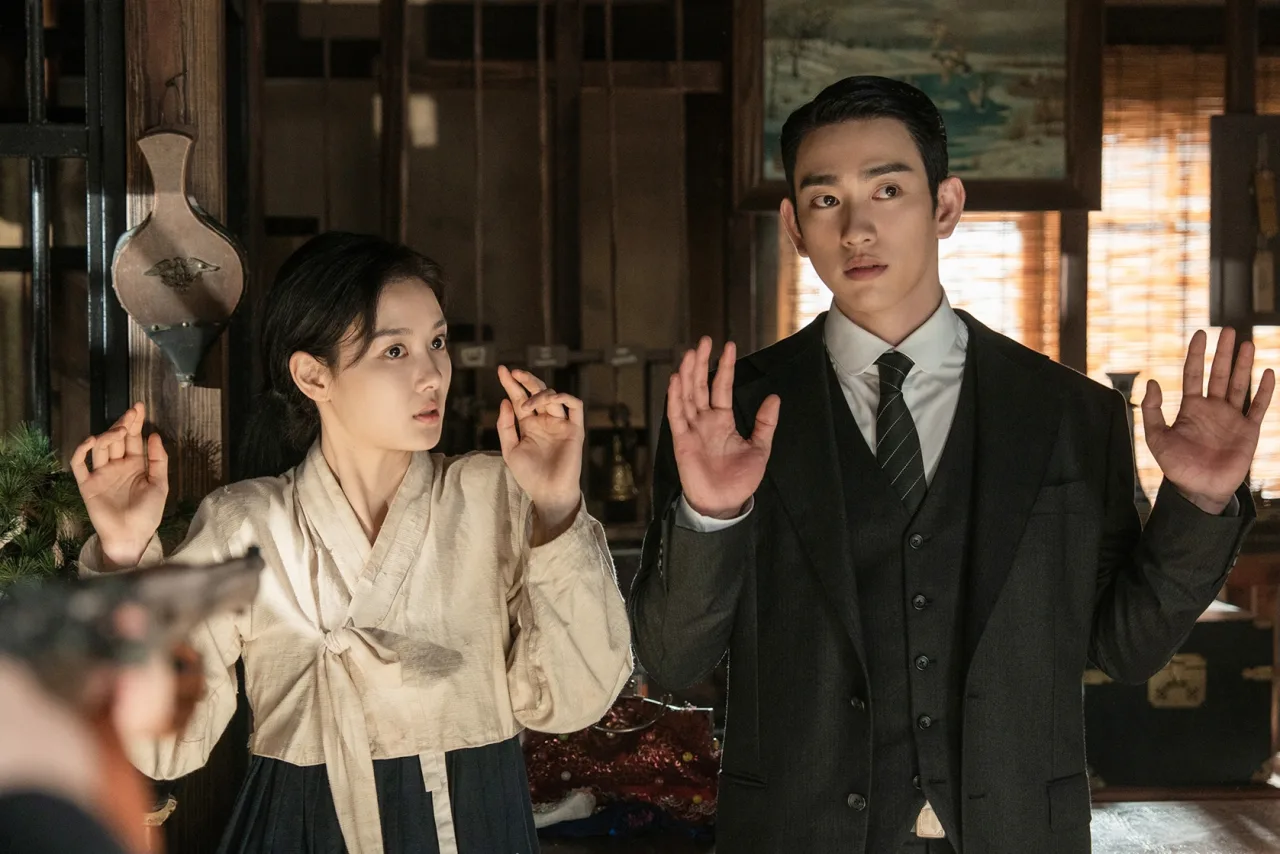 Policiais armados invadem a loja de penhores, apontando armas para Lee Ga‑Kyeong e Sato Hideo, em cena tensa do ep. 3