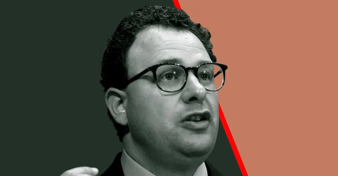 Dario Amodei em close-up, ao fundo diagramas de redes neurais e ícone de pausa, ao lado de logos de OpenAI e Anthropic